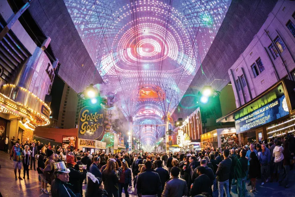 Fremont Street, un ícono de la ciudad, con su pantalla de led que abarca cinco cuadras. 