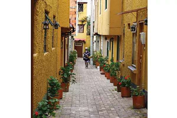 Un recorrido por las pintorescas callecitas de La Candelaria, el barrio colonial