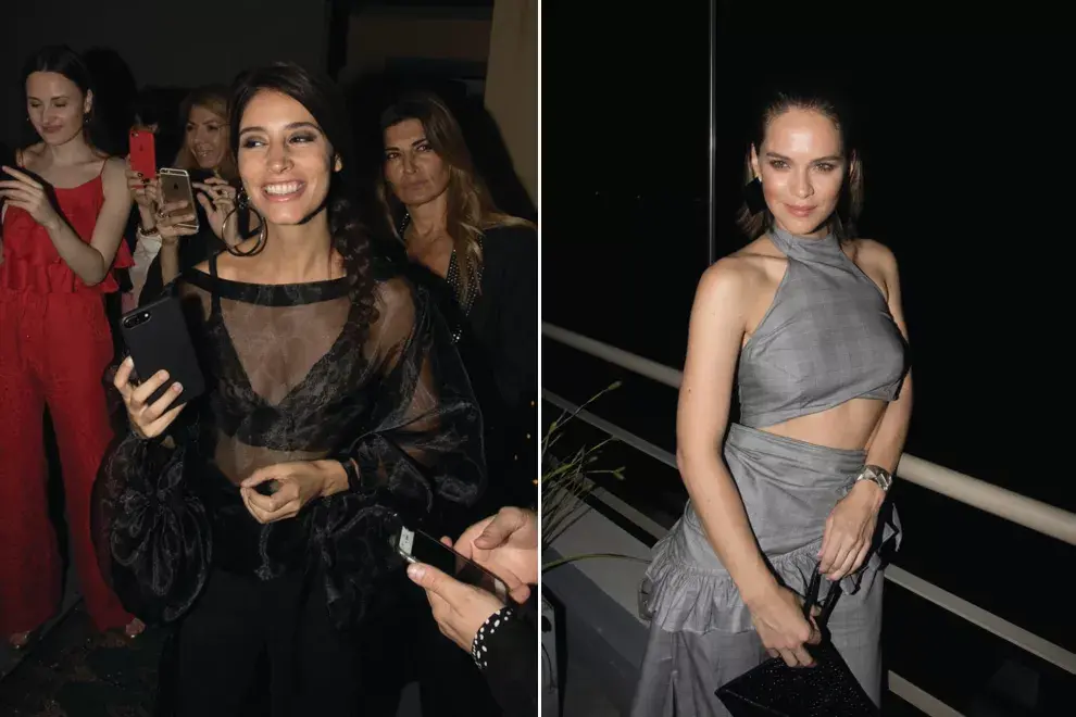 Agustina Córdova y Luz Cipriota, la primera, sonriente y con transparencias; y la segunda, con un crop top gris y falda con volado a juego