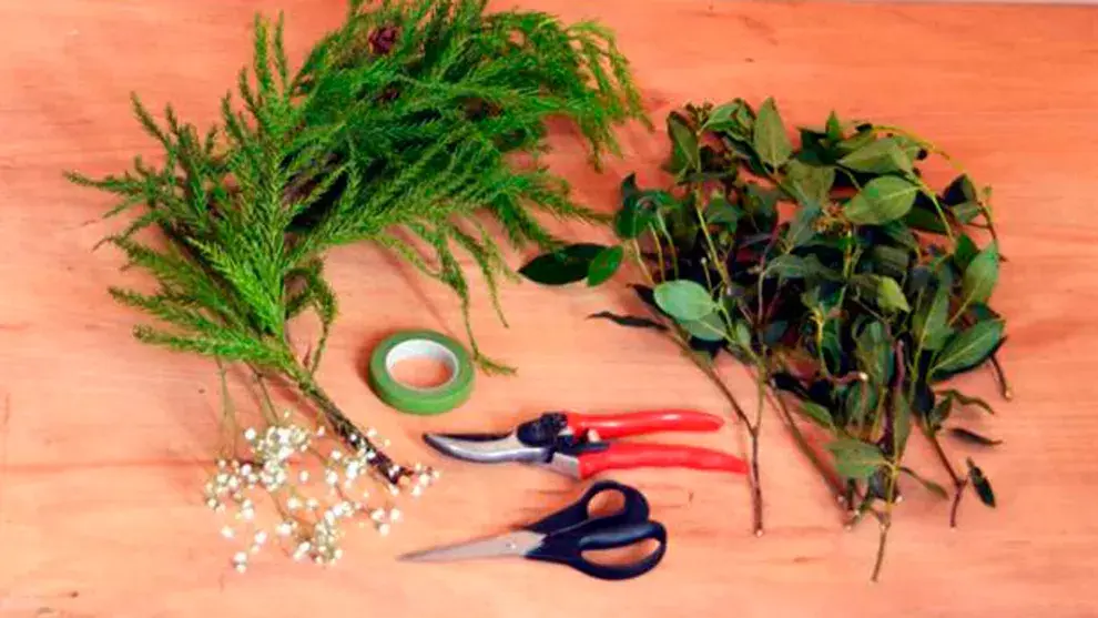 Distintos follajes y flores para armar un camino decorativo