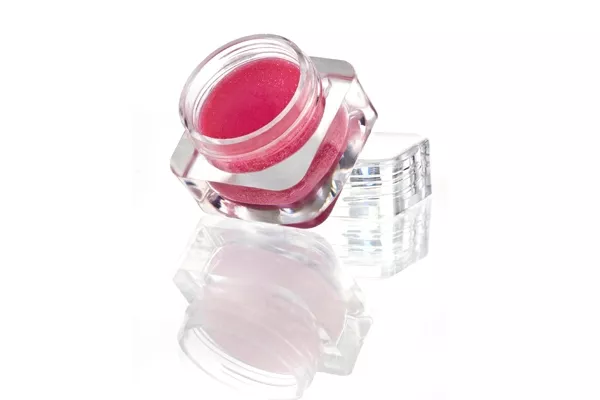 BB Lip de Laca ($48), un brillo labial con color, que al mismo tiempo hidrata, regenera y protege los labios