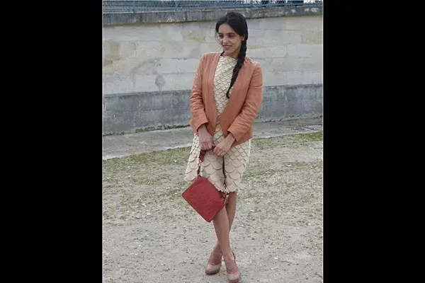 Vestido con estampa de escamas, con blazer color rosa viejo y carterita al tono