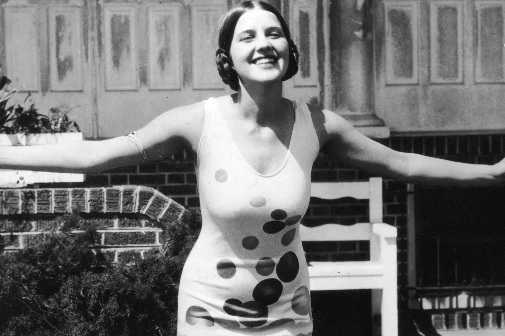 Norma Smallwood, quien fue Miss America en 1926, posa para las fotos en una malla a lunares.