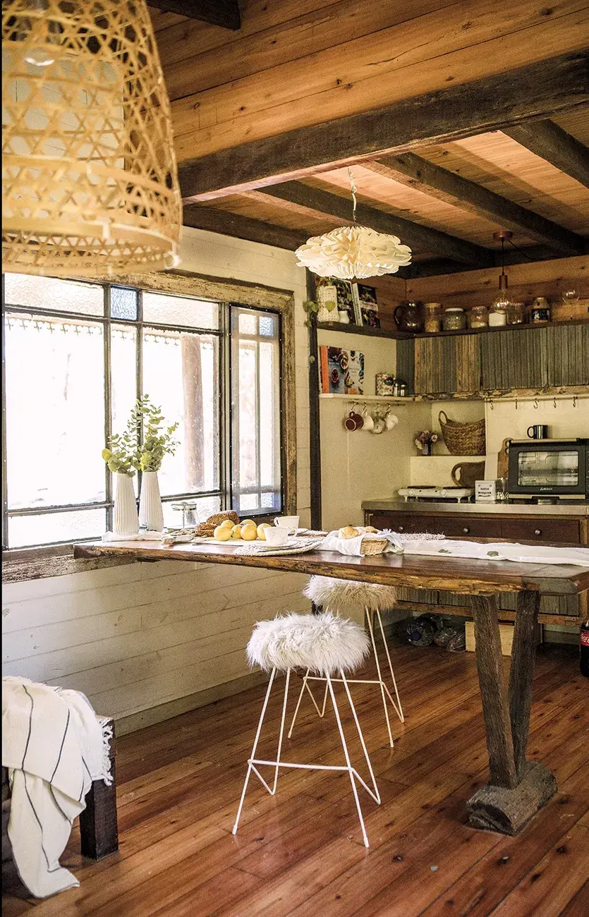 Banqueta Cosaco (@casa.alamada, $6900), mantón Luanda e individuales de yute (@godethouse, $740 y $510).