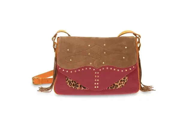 Este bolsón lleva los colores de la última temporada. Cuesta $1398 en Lazaro