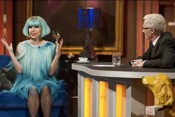 Gaga con peluca y vestido por Charlie Le Mindu en el programa de Paul O Grady
