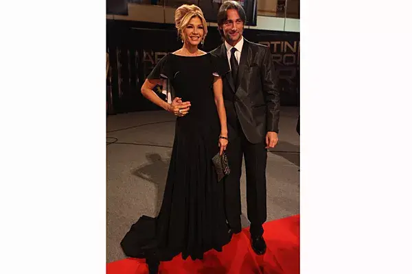 Catherine Fulop, elegantísima con su vestido de Pablo Ramírez en negro con volados con interior en blanco; el peinado batido le quedaba muy chic