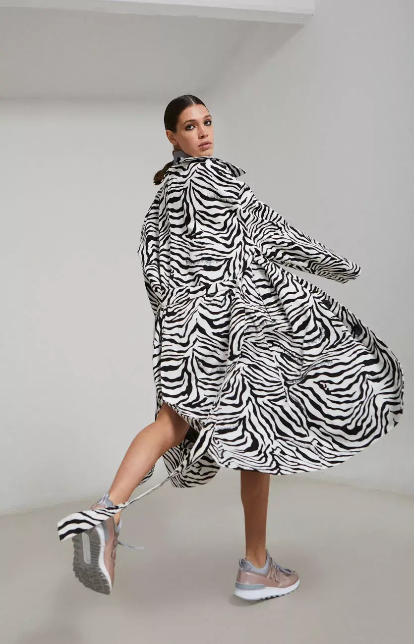 Trench animal print (Dubié, $7990), zapatillas (New Balance, $2599)
