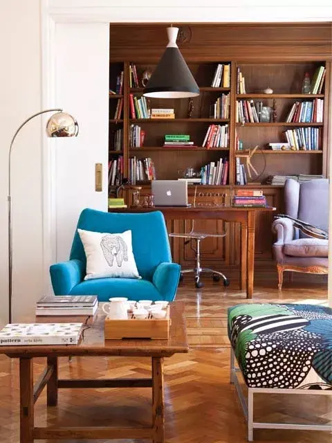 La banqueta está forrada con un retazo de tela que Nani compró en la tienda Marimekko de Estocolmo.