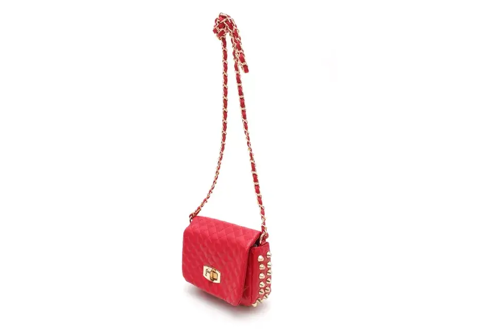 Cartera roja con tachas y correa larga  (Top3, $350)