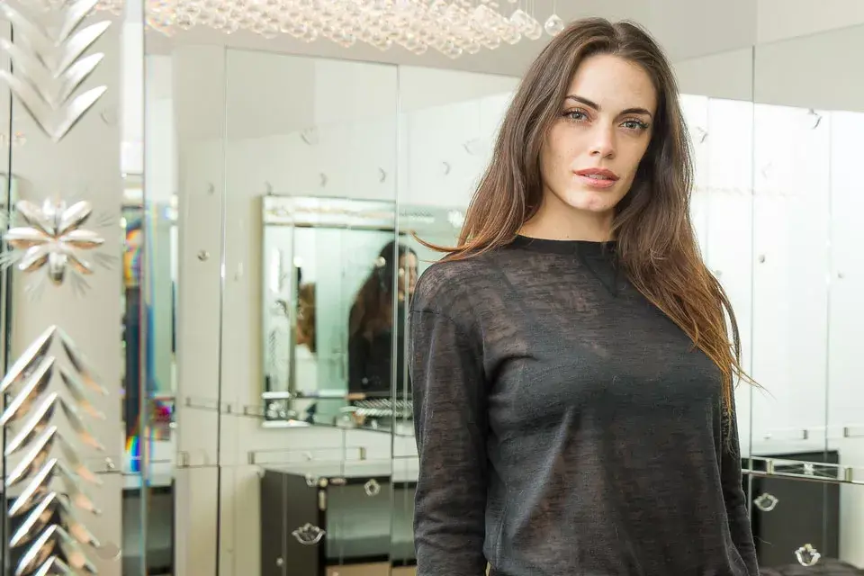 Emilia Attias, presente en la  reapertura de IOBELLA con un outfit muy sexy con transparencias