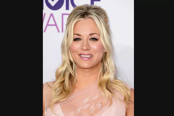 Kaley Cuoco fue la presentadora de los People´s Choice Awards. Para la alfombra roja se peinó con media cola y un leve batido para darle más volumen