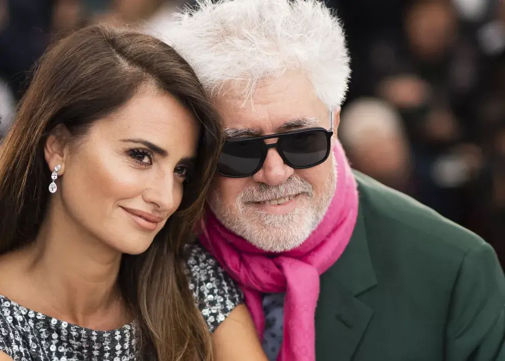 Penélope Cruz y Pedro Almodóvar posan durante el estreno de "Dolor y gloria" en el Festival de Cine de Cannes (Foto por Arthur Mola/Invision/AP, Archivo)