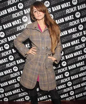 Bárbara Lombardo, en trench escocés.