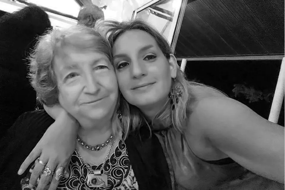 Natalia Gómez Bustamante, 36 años, y Carmela, 85 años