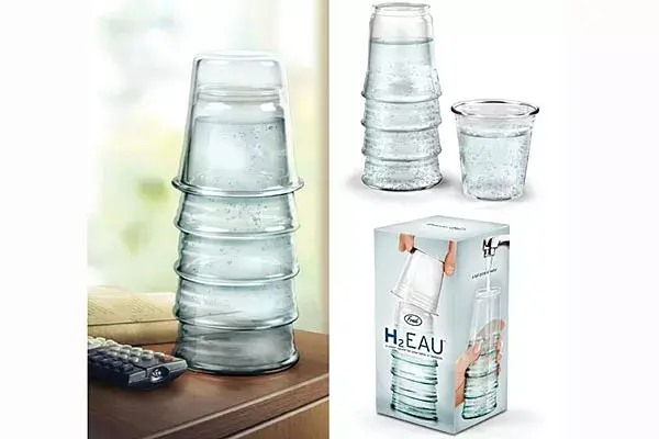 Parecen vasos apilados, pero es una jarra; el único vaso que se saca es el primero y además, sirve de tapa