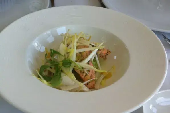 Ensalada de salmón con endivias