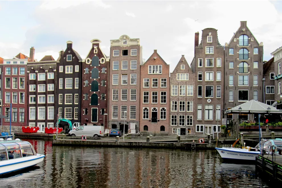 Una vista típica de Ámsterdam desde los canales