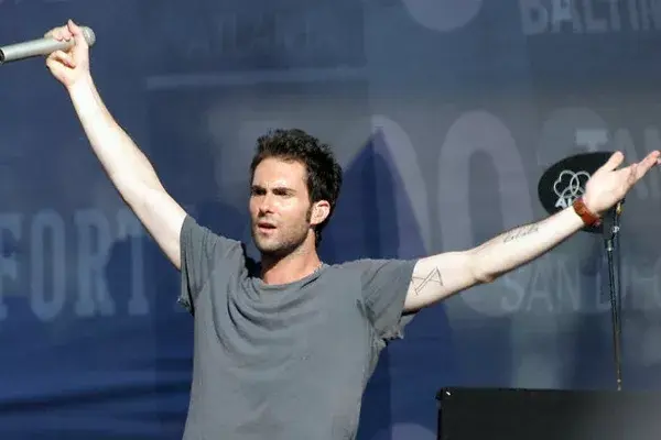 En pleno concierto, enamorando a sus fans