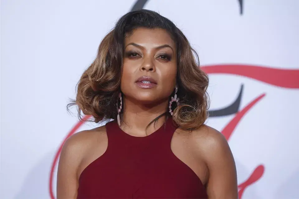 La actriz Taraji P. Henson optó por las ondas también, pero de estilo retro, más armadas