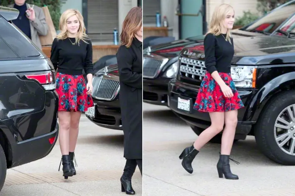 En sus looks más casuales, Kiernan opta por polleras cortas y estampas coloridas. Acá la vemos haciendo shopping por Los Angeles