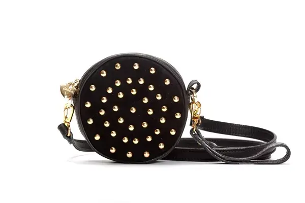 Esta mini cartera redonda con tachas de Besha es súper trendy. Cuesta $548