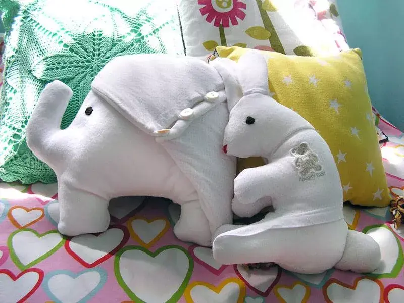 Para su confección, los géneros se obtienen de prendas recuperadas o retazos que consigue en tiendas