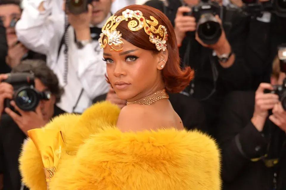 Rihanna acompañó su look despampanante con un tocado dorado con brillantes incrustaciones. ¡Perfecta para la noche del lujo chino!