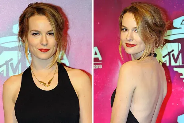 La cantante y actriz norteamericana Bridgit Mendler destacó su espalda con un peinado recogido