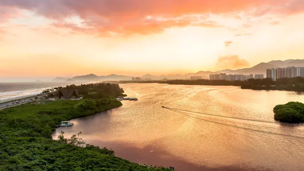 Desde el Grand Hyatt, un hotel con tres buenos restaurantes y una mejor vista de la Laguna de Marapendi y la playa de Barra de Tijuca