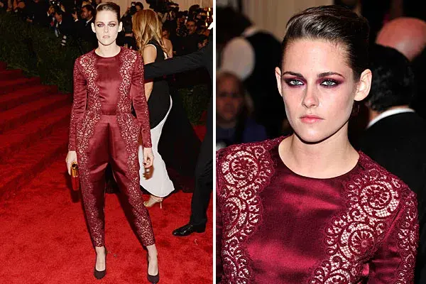 Kristen Stewart, con un mono de Stella McCartney. El detalle punk, en el maquillaje