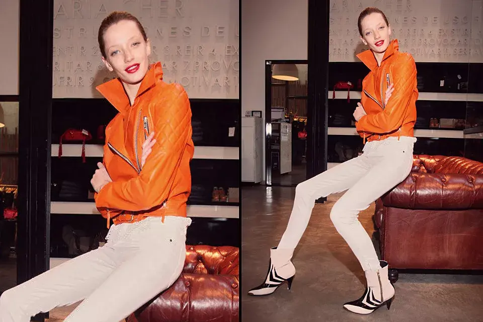 La modelo y bloguera de OHLALÁ!, Mili Schmoll, estuvo en la presentación de la colección de Maria Cher (de quien es la imagen); el chupín blanco, las botitas bicolor y la campera de cuero naranja son algunos de los ítems de la firma para este verano