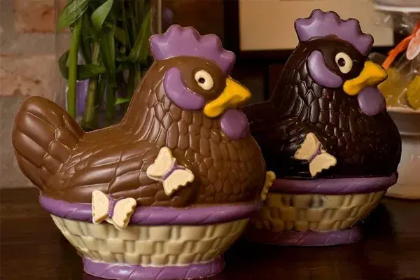 Un clásico para estas pascuas: las gallinitas, en versión chocolate con leche y chocolate amargo. Están a partir de $30