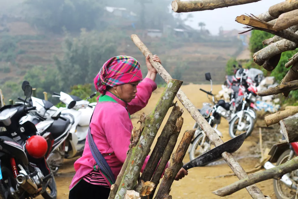 Recorriendo los arrozales de Sa Pa con la guía de un grupo de aldeanas locales.