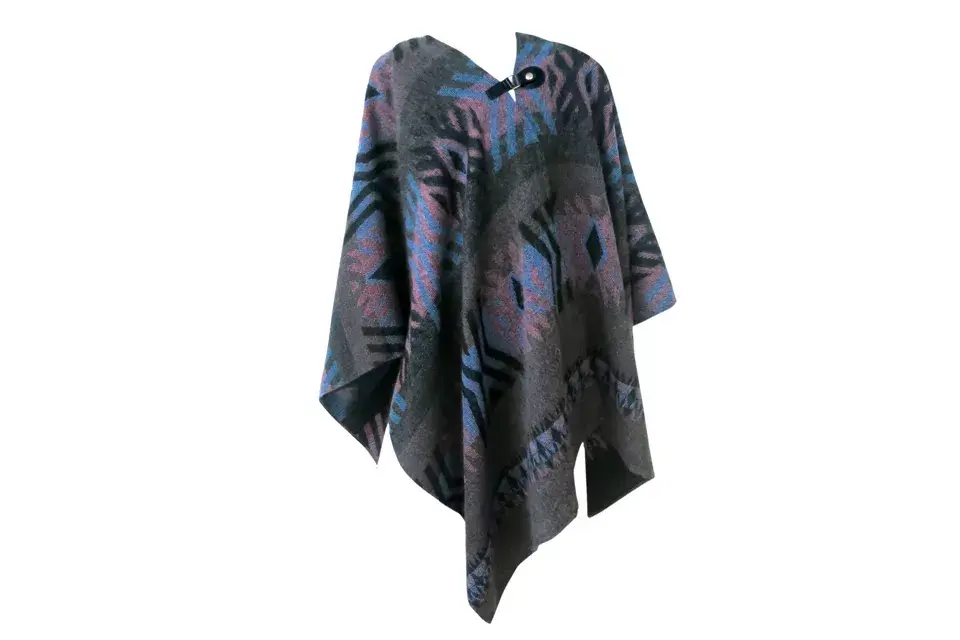 Poncho en azul, violeta y gris (Complot, $890)