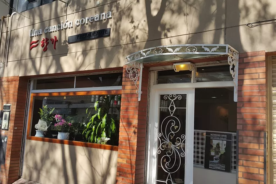 Ubicado en el Koreatown de Flores, este restaurante lleva su nombre a nuestro a partir de una película argentina: Una canción coreana
