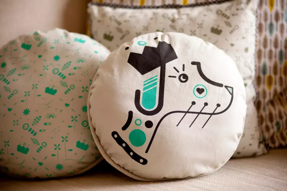 Se producen desde almohadones, banderines, cuadernos, bolsos y pañuelos; en exclusivo para perros, también se diseñan collares y abrigos