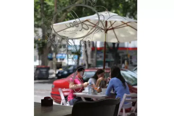 Lleno de luz y con un gran ventanal a la calle, en el primer salón los comensales no sólo disfrutan de la vista, también de la pastelería artesanal dispuesta en la barra, como espacio-almacén para llevar o comer allí