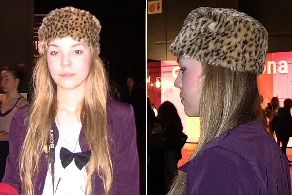 Un look muy canchero, con gorro animal print