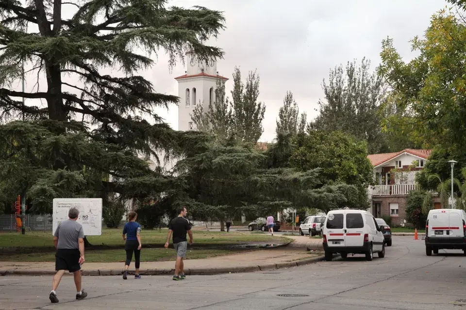 Antiguamente conocido como “Barrio Perón”,  El Barrio Parque Cornelio Saavedra está formado por un trazado de calles circulares concéntricas rodeadas de arboles y edificios de gran historia