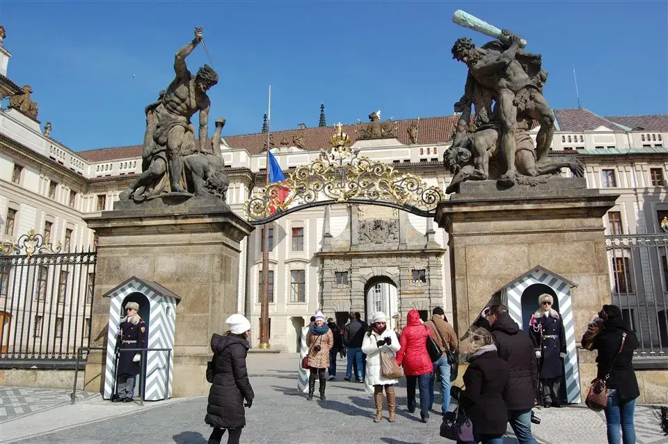 El ingreso al castillo de la ciudad