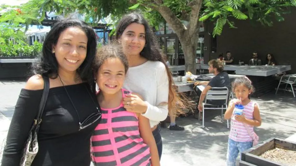 La venezolana Lisbeth Alcalá llevó a su familia de paseo a Wynwood. La única medida que tomaron fue ponerse repelente contra mosquitos