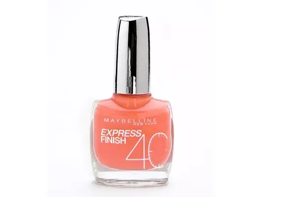 Esmalte coral (Maybelline, consultar precio)