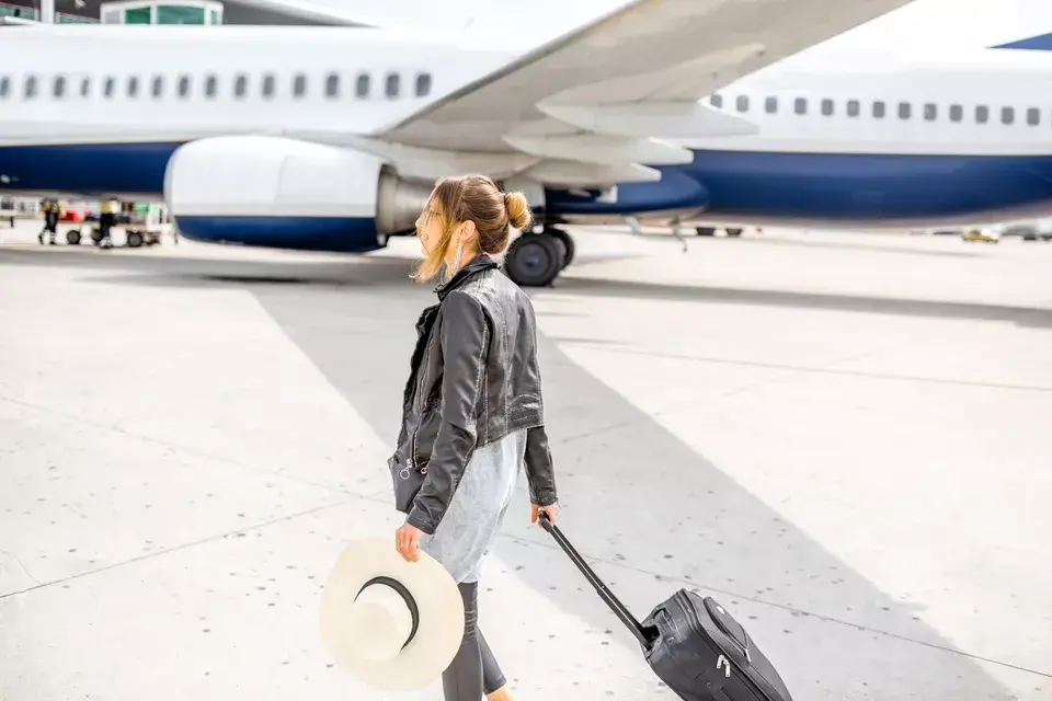 Abandonar el avión cuando corresponde y no apenas se aterriza es esencial para ser considerado con el resto