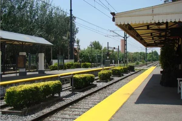 Tranquilidad y buena comida sobre el andén del Tren de la Costa