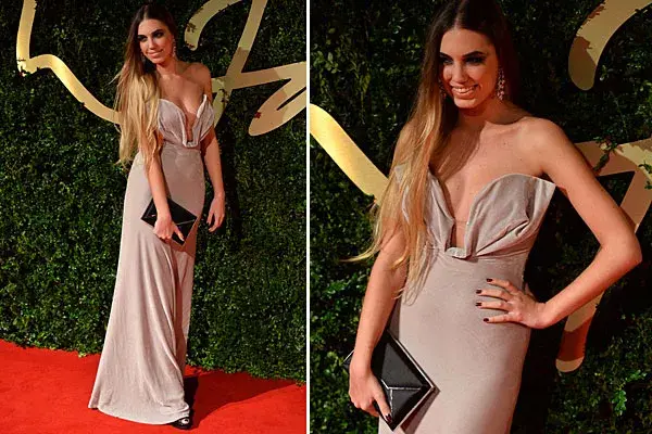 La modelo británica Amber Le Bon apostó al tono nude y llamó la atención por su escote. ¿Te parece demasiado?