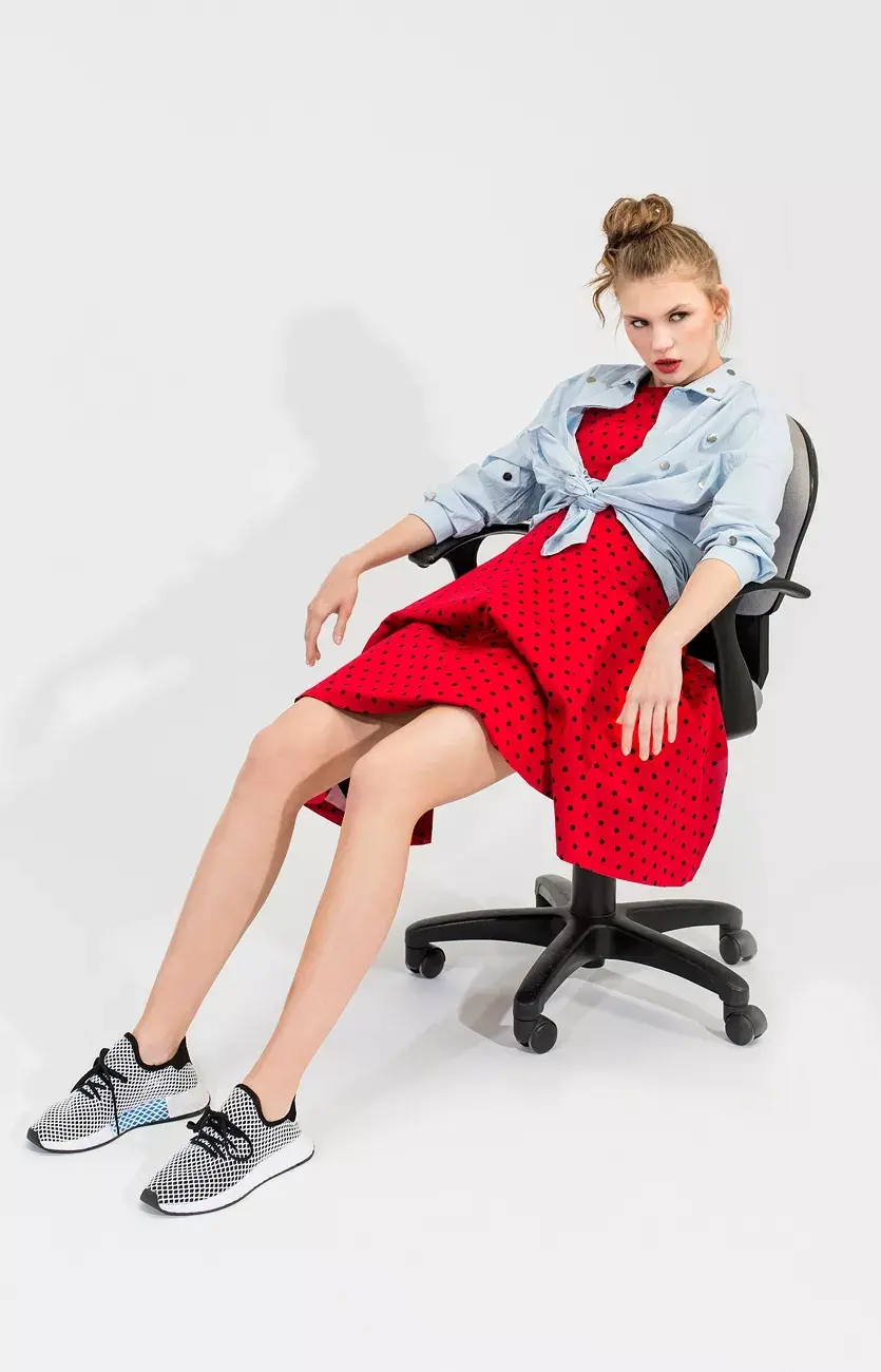 Vestido, Markova, $5680. Camisa con apliques, Cibeles, $2646. Zapatillas, Adidas, $2799.