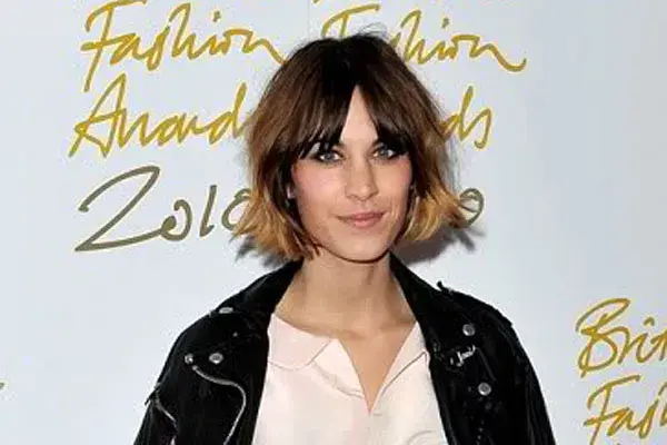 Con el pelo bien corto, Alexa Chung lo usa morocho con las puntas en un tono castaño