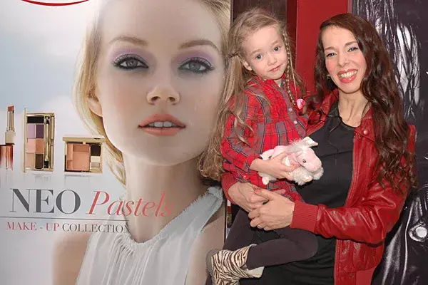 Victoria Onetto llevó a su nena a ver la peli de Muni y Topa; para la ocasión, madre e hija fueron engamadas en negro y rojo