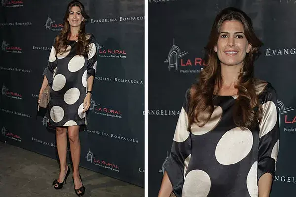 Juliana Awada tampoco se perdió el desfile de Bomparola en BAFWeek. Siempre impecable, eligió un vestido negro, con lunares grandes